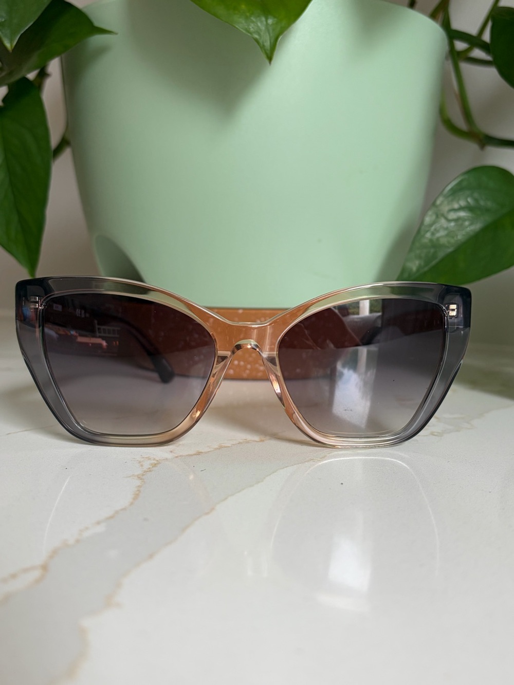 🍎 MOSCHINO Sunnies! - Picture 5 of 6